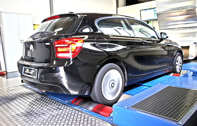 O BMW 120d testado no dinamômetro com a PowerBox